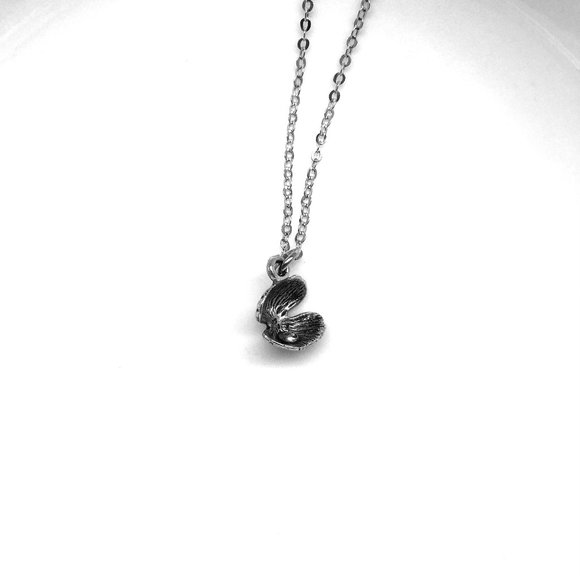 Miniature Oyster Clam Shell Pearl Ocean Life Sea Life Nature Gift Charm Necklace - Picture 2 of 2